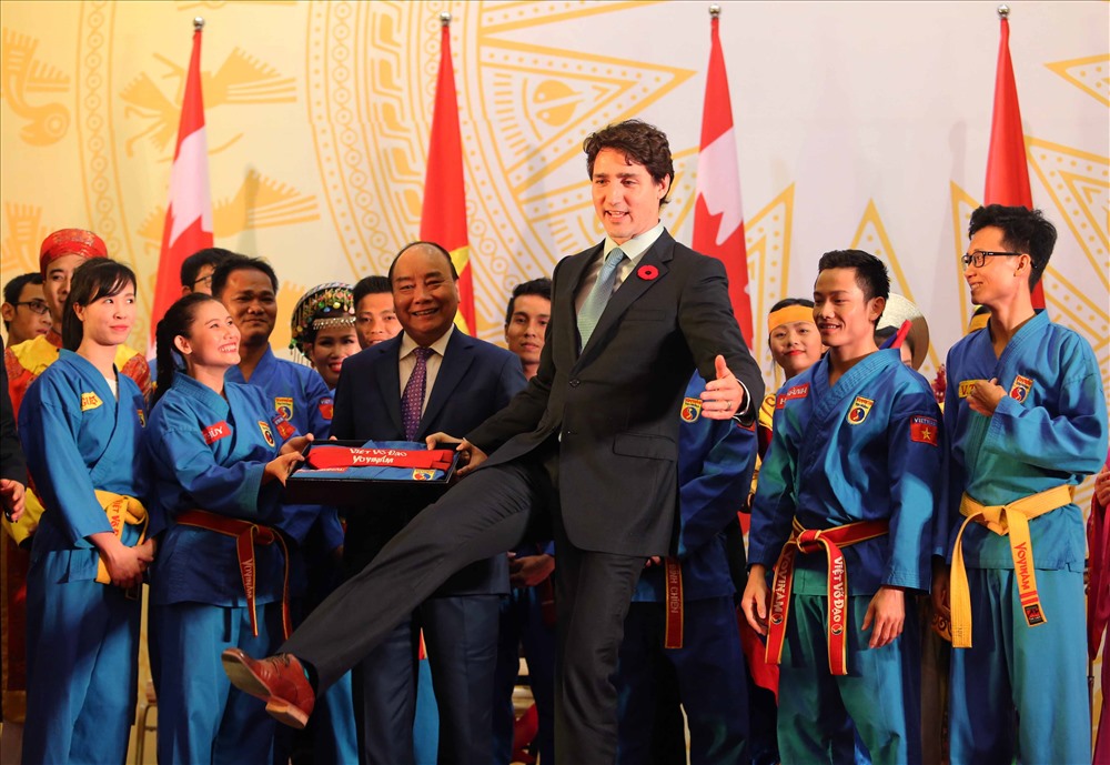 Thủ tướng Canada Justin Trudeau phấn khích thực hiện đòn đá vovinam.