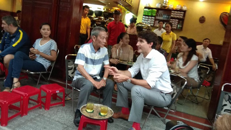 “Thủ tướng khen cà phê ngon, cà phê số 1” - người đàn ông ngồi tiếp chuyện cùng Thủ tướng Canada kể.  Ông cho biết tên là Hiệp, là nhân viên tại Lãnh sự quán Canada ở TP.HCM 26 năm nay.  “Tôi rất vinh dự được nói chuyện với Thủ tướng. Ông là một người rất bình dị” - ông Hiệp chia sẻ.