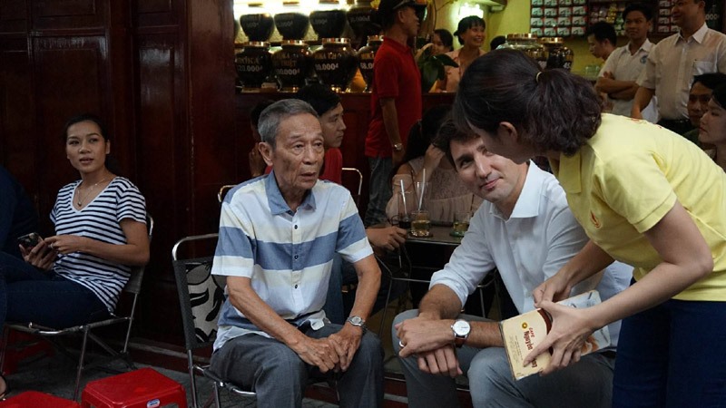 Trao đổi với PV, chủ quán cà phê Nguyễn Văn Hoàng cho biết ông và nhiều người ở đây rất bất ngờ khi Thủ tướng Canada có mặt tại quán.