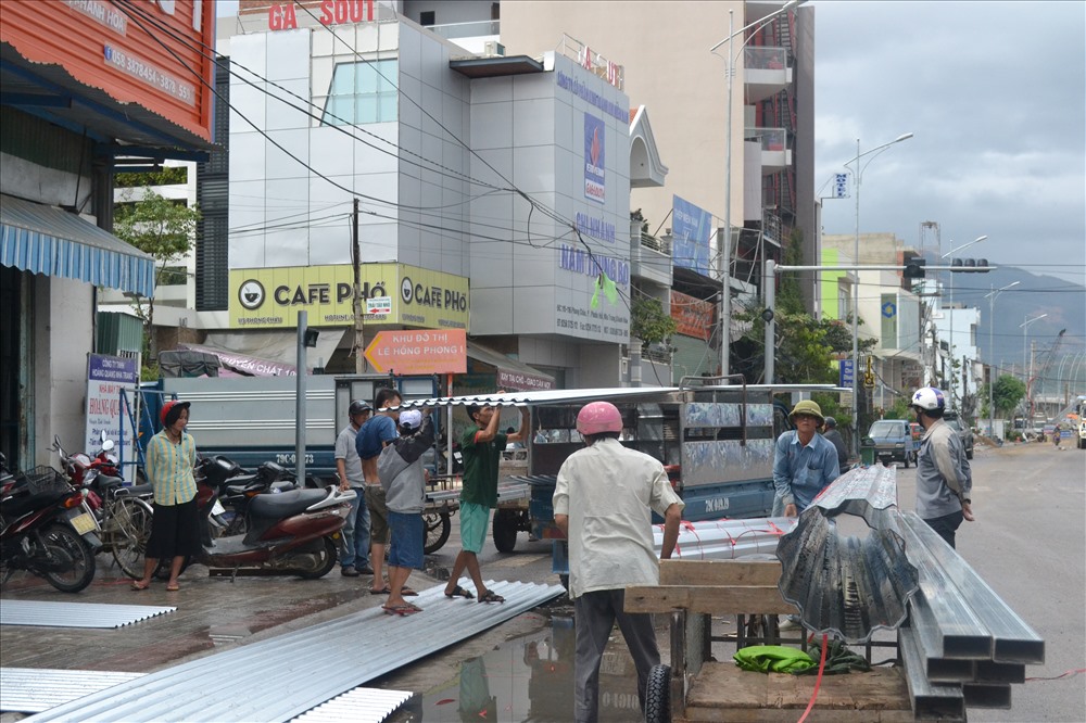 Người dân mua vật liệu xây dựng tại một cửa hàng ở TP. Nha Trang. Ảnh: Châu Tường