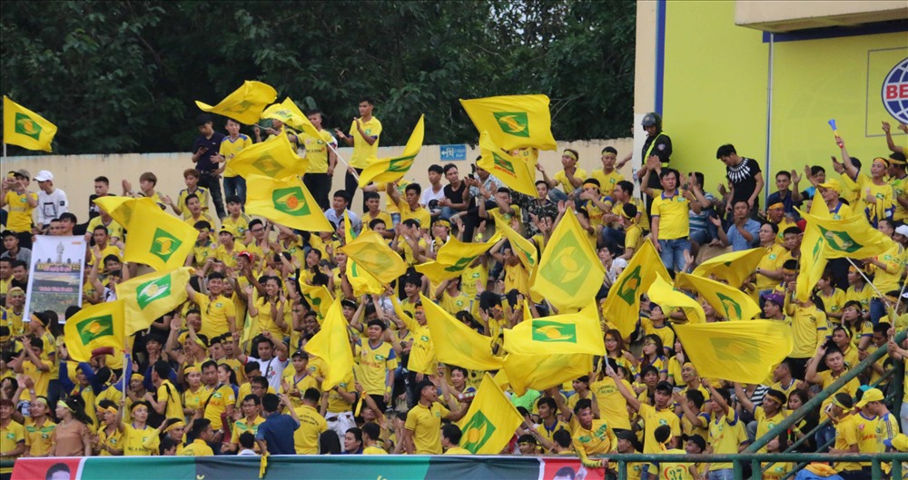 NHM bóng đá xứ Nghệ được dịp mở hội ăn mừng ngay trên sân Gò Đậu khi họ đã đến rất gần với ngôi vô địch. Ảnh: Đ.T