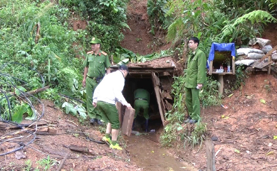 Lực lượng chức năng tiếp cận nơi thiệt tặc hoạt động tại khu vực Núi Cao