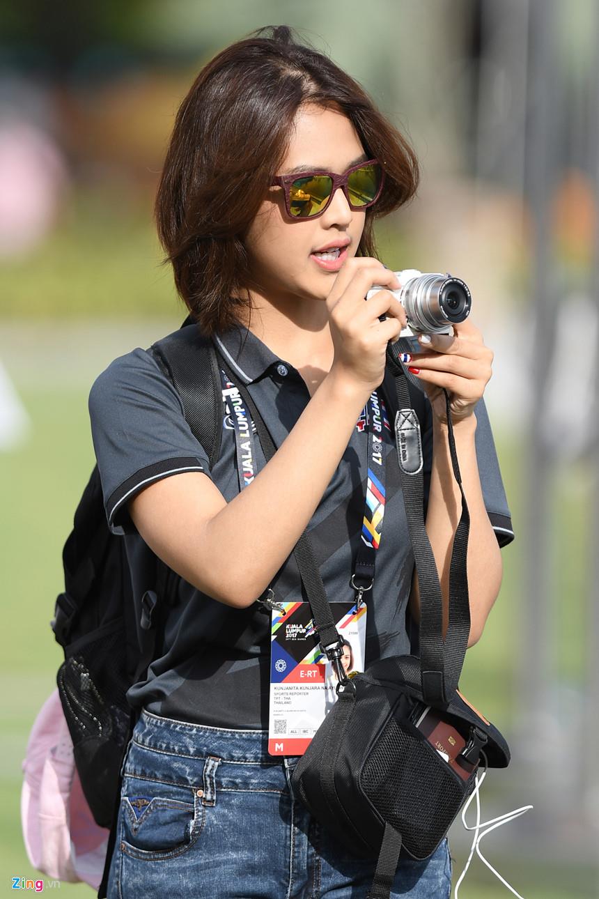 Mảng thể thao là một nội dung khá đặc thù và riêng biệt của báo chí, có rất ít phóng viên nữ đam mê và theo đuổi công việc này, tại SEA Games 29 trên đất Malaysia thì càng hiếm hoi hơn khi số lượng nữ phóng viên chỉ đếm trên đầu ngón tay.