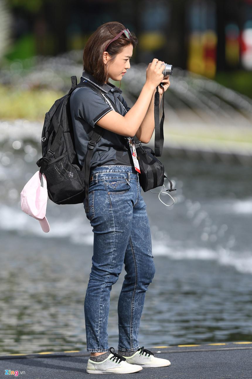 Tuy nhiên nữ phóng viên người Thái Lan tỏ ra khá hoạt bát, năng động với giày vải, quần jeans, áo phông... Cô đến từ khá sớm trước lễ thượng cờ, tự mình ghi hình tư liệu quang cảnh xung quanh bằng chiếc camera mini.