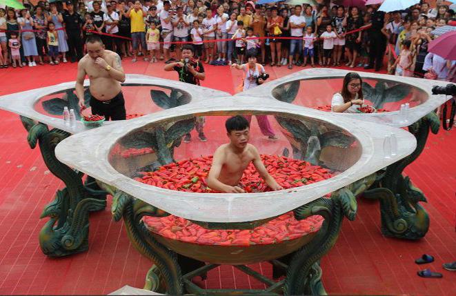 Các thí sinh tham dự sẽ phải ăn thật nhiều ớt có thể trong khi ngồi trong những bể nước đổ đầy ớt.