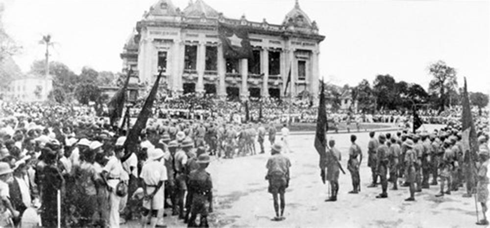 Các đội quân du kích từ các chiến khu tiến vào Hà Nội, tập trung trước Nhà hát lớn, ngày 30/8/1945.