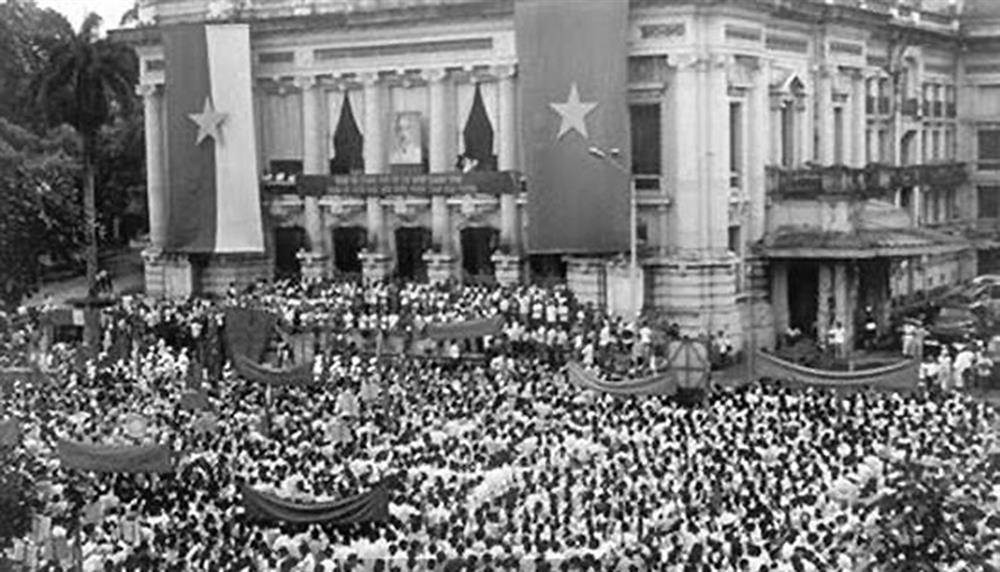 Cuộc mít-tinh phát động khởi nghĩa giành chính quyền do Mặt trận Việt Minh tổ chức tại Nhà hát lớn Hà Nội ngày 19/8/1945.