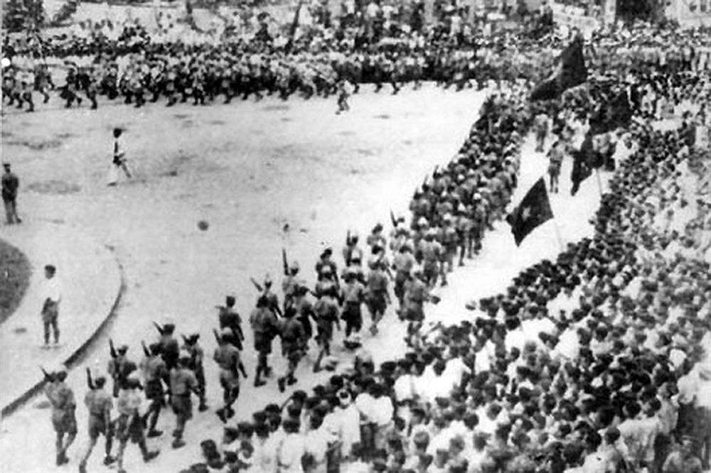 Đoàn Giải phóng quân ở Việt Bắc về duyệt binh ở Quảng trường Nhà hát Lớn, Hà Nội ngày 28.8.1945.