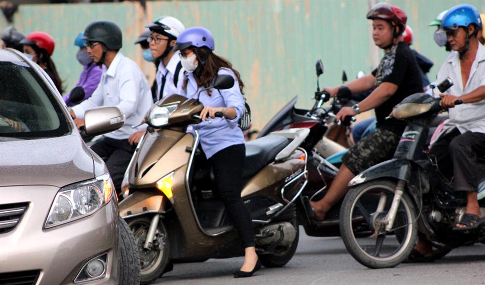 Do mới chỉ thông dòng phương tiện từ Nguyễn Oanh sang Nguyễn Kiệm nên hầu hết các phương tiện đi vào ngã sáu này đều phải qua khu vực này nên nảy sinh xung đột giao thông. Ảnh: Trường Sơn