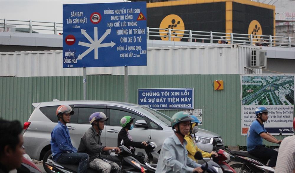 Trong khi đó, dù đã gần 18h nhưng tình giao thông tại công trình thi công nhánh cầu vượt Nguyễn Kiệm lại thông thoáng, xe cộ lưu thông bình thường. Ảnh: Trường Sơn