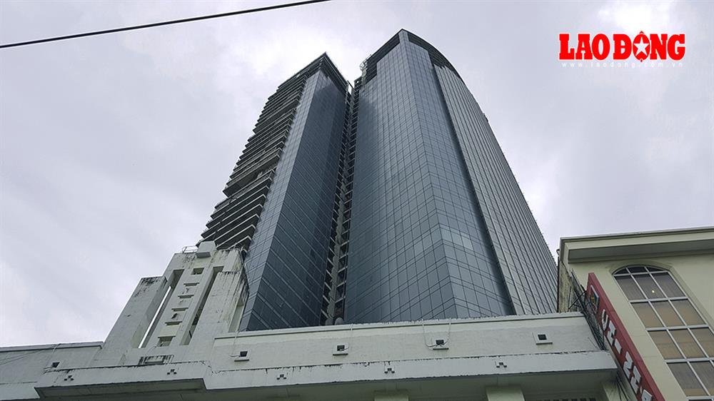 Tuy nhiên, khi đã hoàn thành được 80% khối lượng công việc thì tòa nhà bị dừng thi công do khó khăn tài chính. Ảnh: Trường Sơn