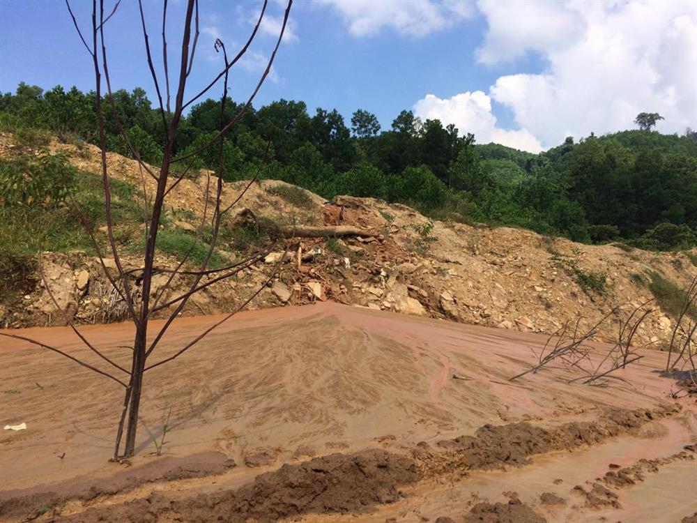 Môi trường nước, không khí tại Tam Lãnh, Bồng Miêu đang có nguy cơ bị ô nhiễm nghiêm trọng bởi rất nhiều hóa chất độc hại - dùng phân kim được sử dụng bừa bãi tại mỏ vàng Bồng Miêu.
