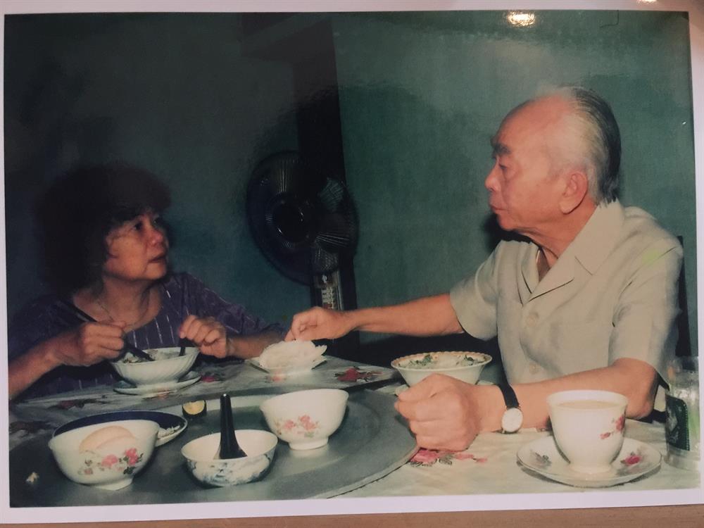 Bức ảnh chụp bữa cơm giản dị của vợ chồng Đại tướng Võ Nguyên Giáp khiến ai nhìn vào cũng xúc động.