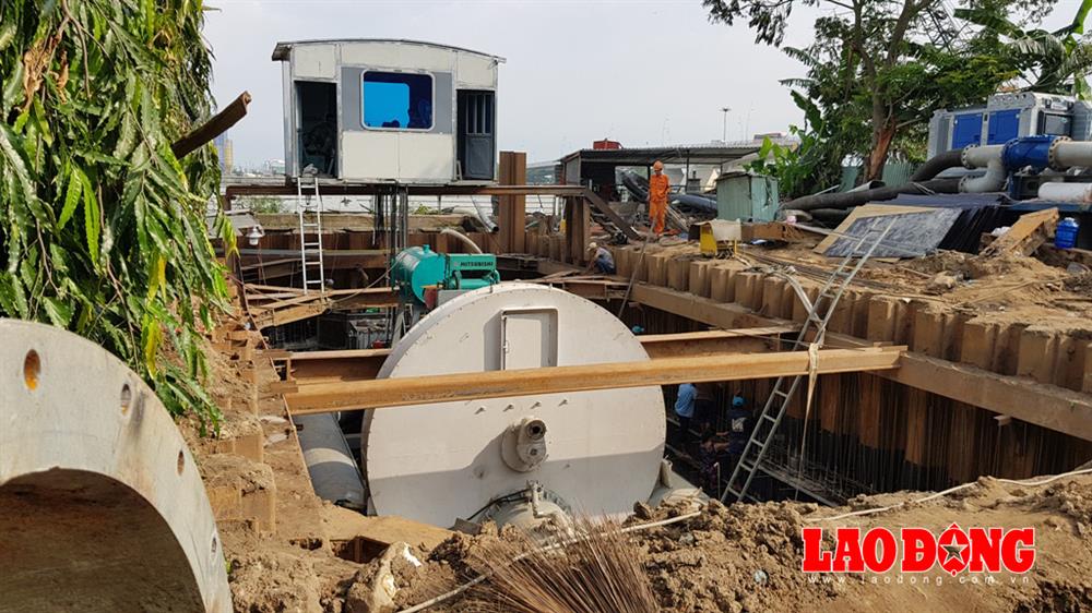 Chiếc siêu máy bơm nặng hàng chục tấn được đưa xuống hầm chứa thành công. Ảnh: Trường Sơn