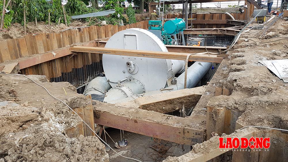 Việc đưa máy bơm xuống hầm được xem là công đoạn khó khăn nhất để thi công công trình chống ngập cho đường Nguyễn Hữu Cảnh mà Cty cơ khí Quang Trung đưa ra.  Ảnh: Trường Sơn