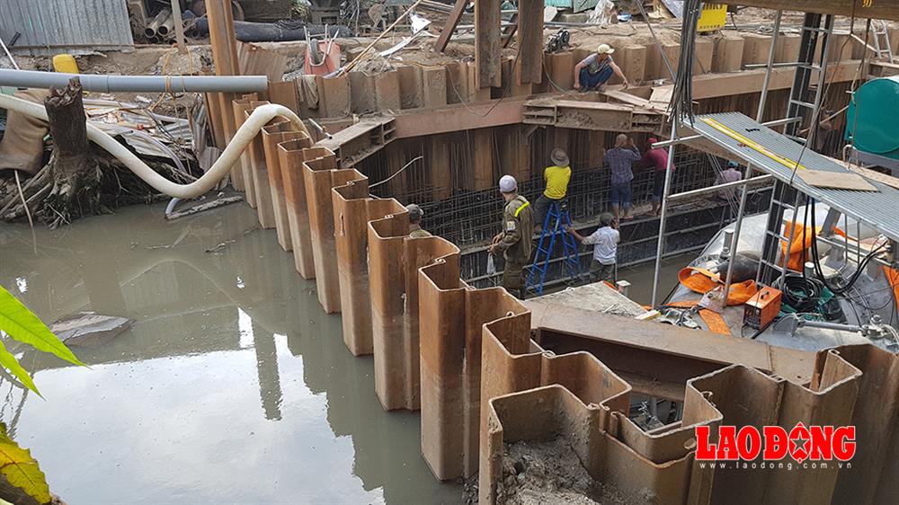 Hiện hàng chục công nhân vẫn đang tiếp tục thi công tại công trường. Được biết, hệ thống đường cống đang được Cty Quang Trung sửa chữa, đấu nối để thu nước thải về máy bơm.  Ảnh: Trường Sơn