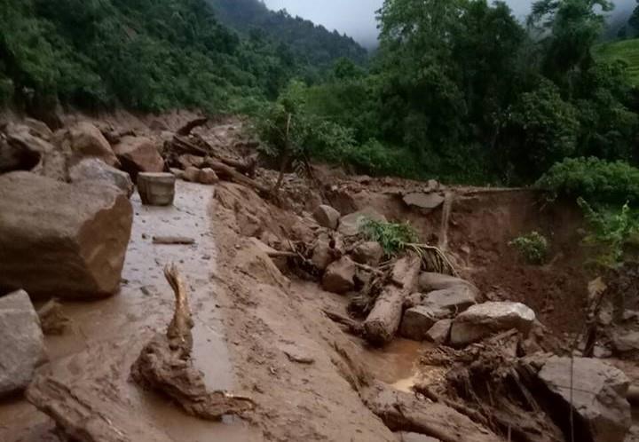 Mưa lớn gây sạt lở đất đá nghiêm trọng trên địa bàn xã A Mú Sung (Bát Xát - Lào Cai) Ảnh: Hương