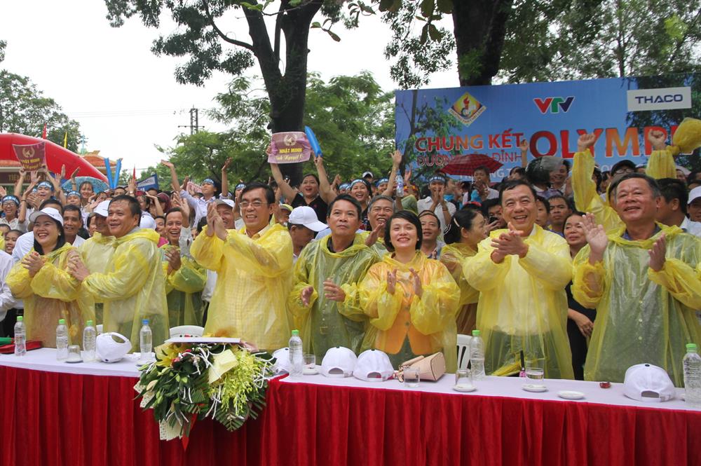 Lãnh đạo tỉnh Quảng Trị đứng lên, hào hứng cổ vũ cùng đông đảo học sinh, người dân. Ảnh: Hưng Thơ.
