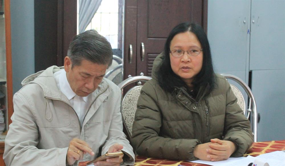 Bà Đàm Thị Kinh - Giám đốc Sở Giáo Dục và Đào tạo (GDĐT) Lâm Đồng trao đổi thông tin với PV Báo Lao Động