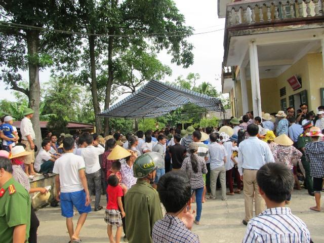 Hàng trăm người dân xã Quảng Phúc, huyện Quảng Xương (Thanh Hóa) lên nghe buổi đối thoại (Ảnh: HT)