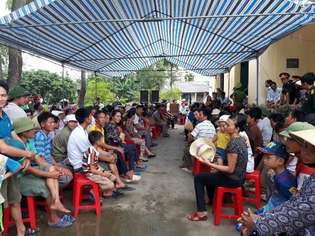 Do hội trường của UBND xã Quảng Phúc hạn chế, nên lãnh đạo địa phương đã phải dựng rạp ở sân, bố trí ghế cho hàng trăm người dân kéo đến dự buổi đối thoại với lãnh đạo huyện.