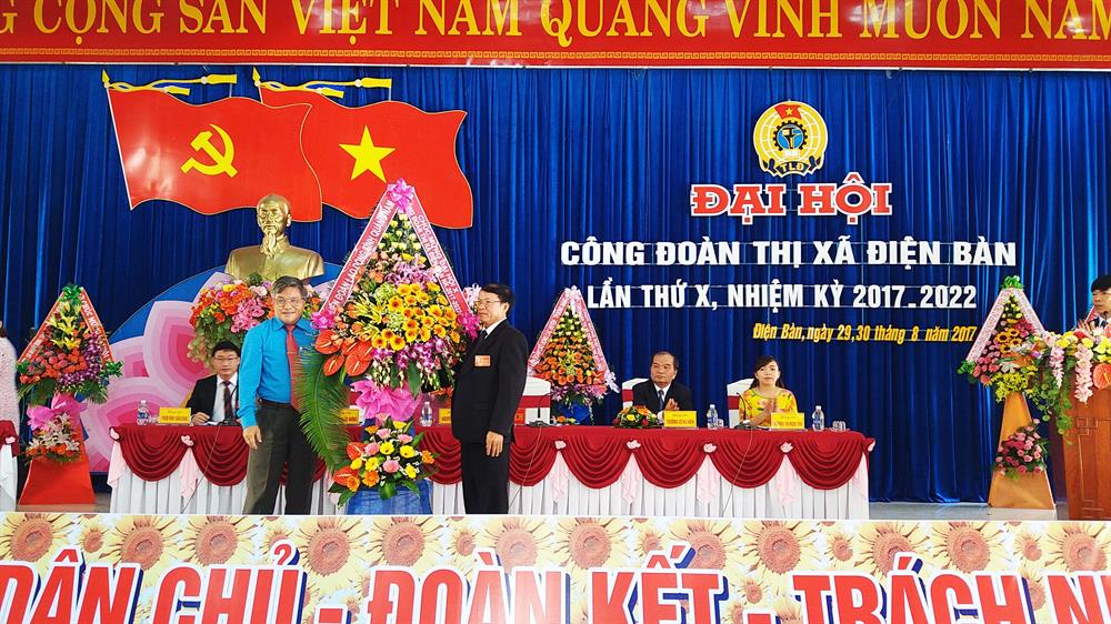 Chủ tịch LĐLĐ tỉnh Quảng Nam Đặng Văn Chương (bên trái) tặng hoa chúc mừng đại hội
