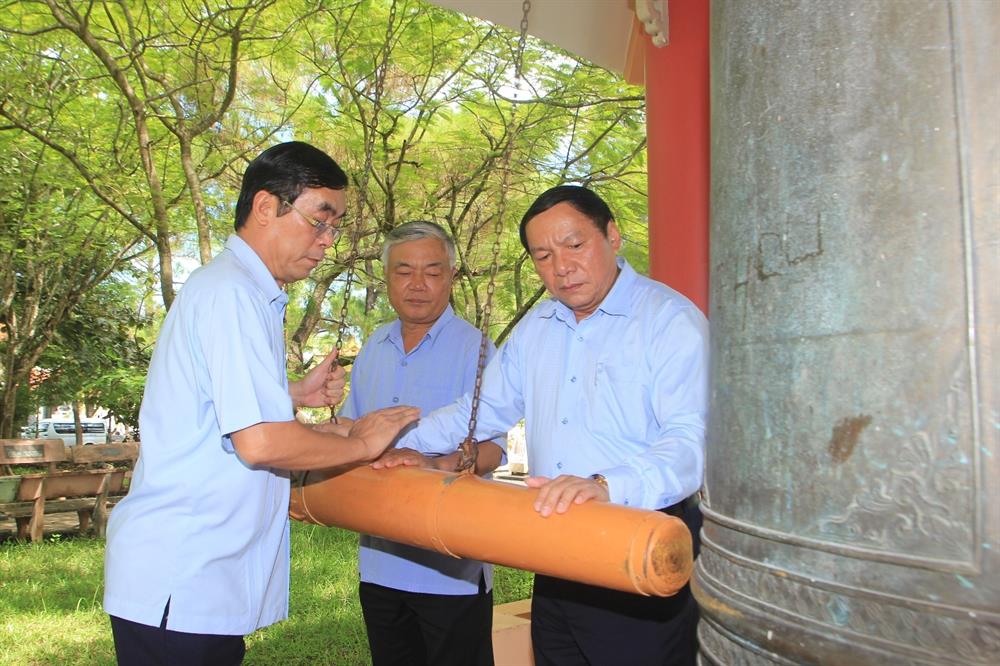 Lãnh đạo tỉnh Quảng Trị thỉnh chuông tại NTLS Quốc gia Trường Sơn. Ảnh: TN.