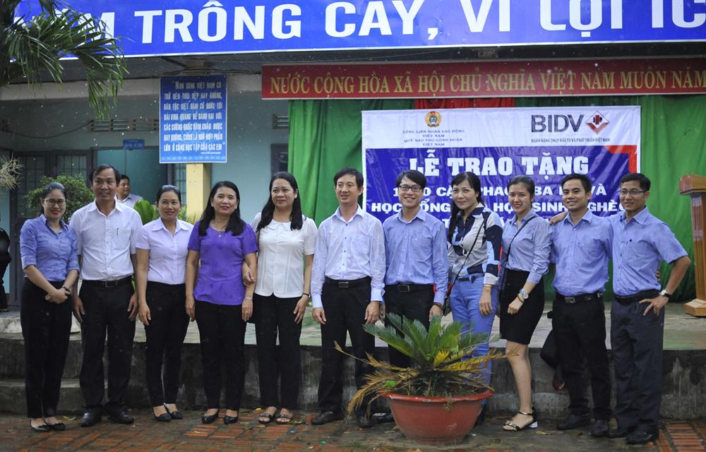 LĐLĐ tỉnh Đắk Lắk  chụp ảnh lưu niệm với đại diện Ngân hàng TMCP Đầu tư và Phát triển Việt Nam. Ảnh: H.L 