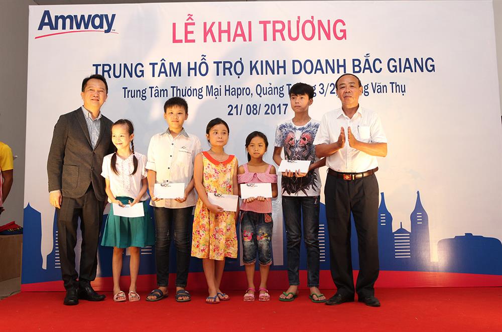 Amway trao học bổng