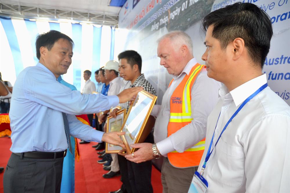 Ông Nguyễn Văn Dương - Chủ tịch UBND tỉnh Đồng Tháp- tặng Bằng khen cho các tổ chức, cá nhân người nước ngoài có nhiều thành tích trong xây dựng cầu Cao Lãnh.