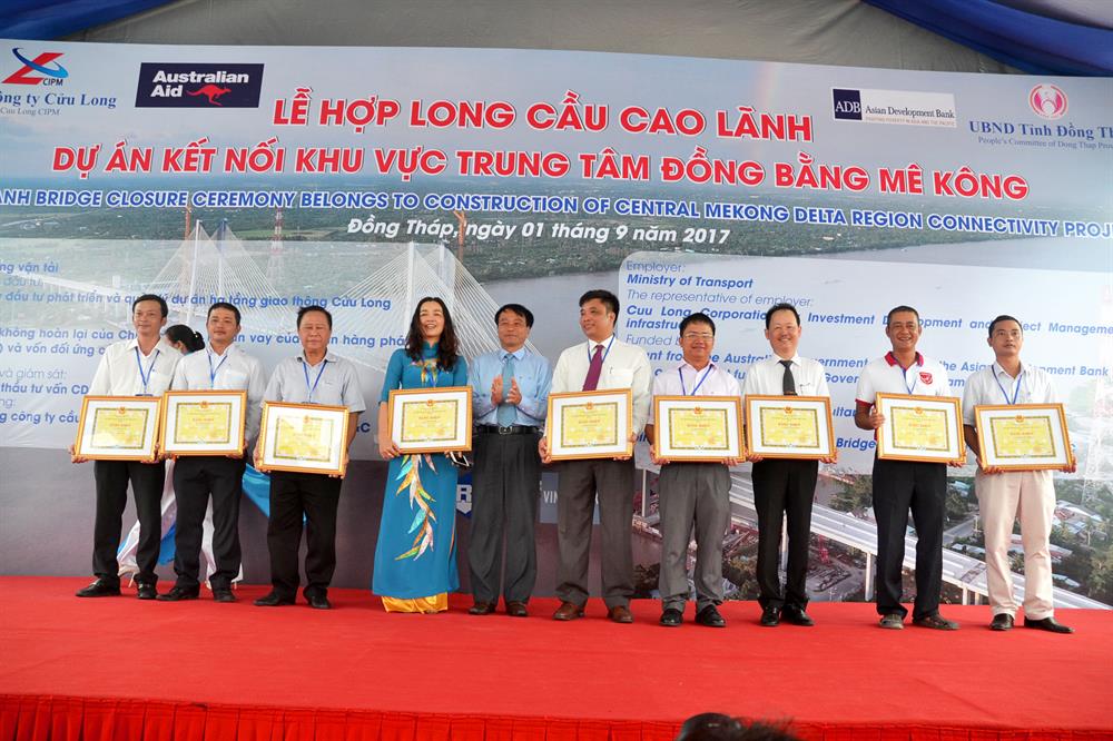 Chủ tịch UBND tỉnh Đồng Tháp Nguyễn Văn Dương tặng Bằng khen cho các cá nhân, tổ chức người Việt có nhiều thành tích trong xây lắp cầu Cao Lãnh.