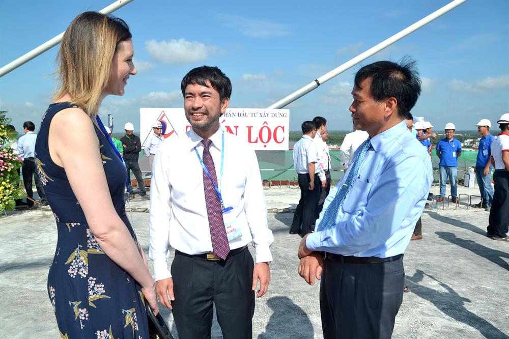 Chủ tịch UBND tỉnh Đồng Tháp Nguyễn Văn Dương (phải) cám tạ đại diện Chính Phủ Úc- đơn vị viện trợ vốn (không hoàn lại) cho việc xây lắp cầu Cao Lãnh.