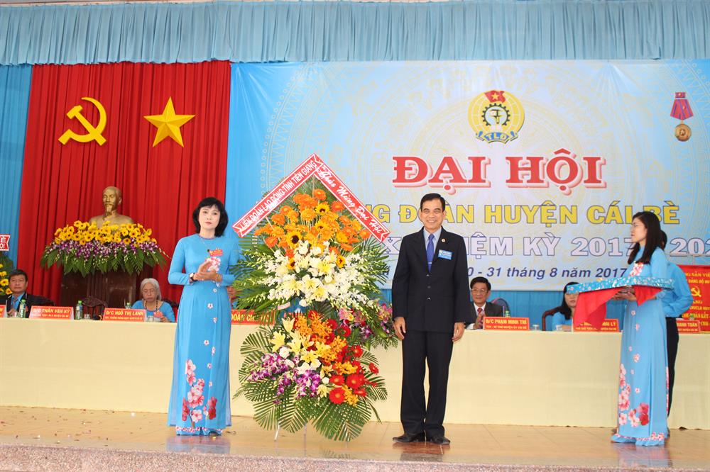 Ông Trương Văn Hiền - Chủ tịch LĐLĐ tỉnh Tiền Giang - tặng lẳng hoa chúc mừng ĐH.