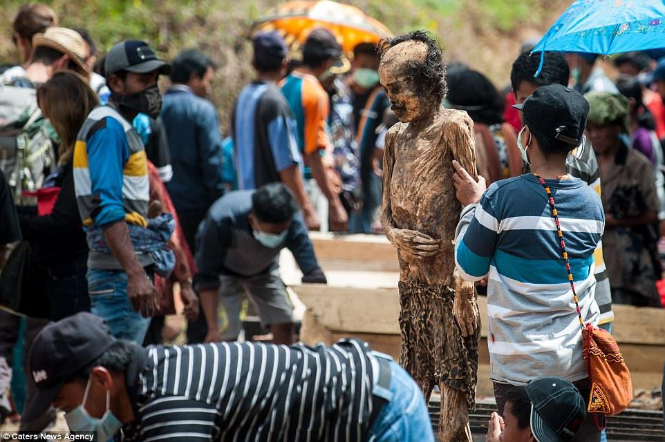 Người bộ tộc Torajan ở đảo Sulawesi, Indonesia luôn giữ mối quan hệ gần gũi với người đã chết. Họ giữ xác chết của người thân trong nhà vài tuần, thậm chí vài năm, trước khi chôn cất. Các chết được  bảo quẩn bằng chất formaldehyde.
