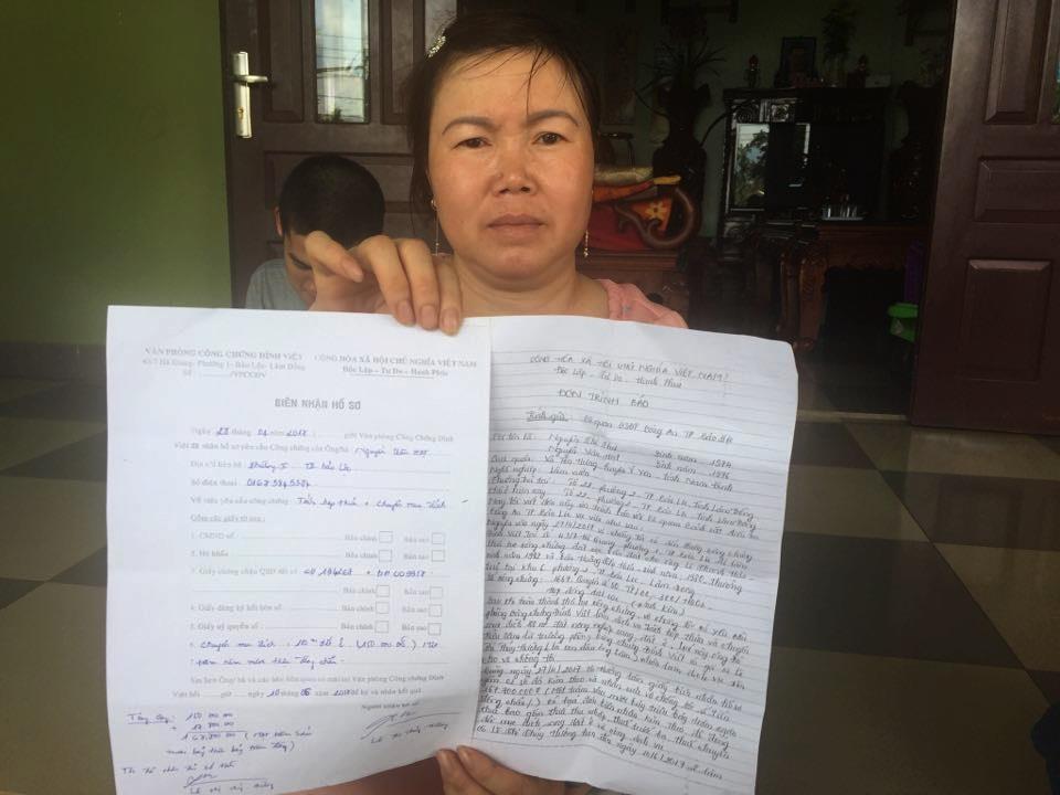 Bà Nguyễn Thị Thư bên đơn thư trình báo vụ việc
