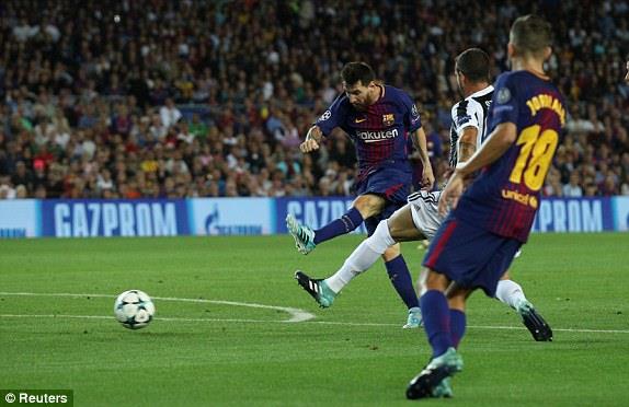 Messi mở tỉ số cho Barca. Ảnh: Reuters.
