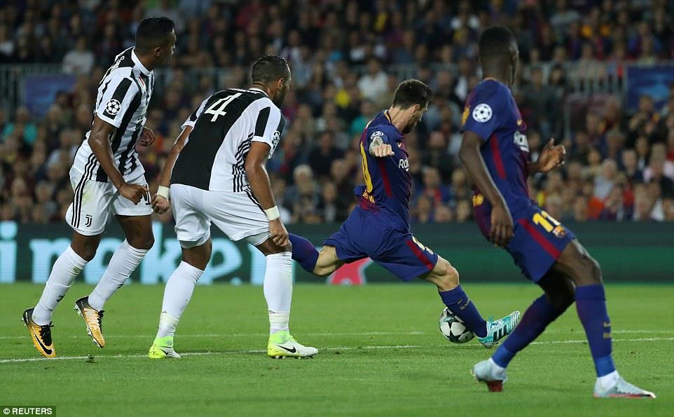 Messi (thứ hai từ phải sang) ghi bàn ấn định tỷ số 3-0 của trận đấu. Ảnh Reuters