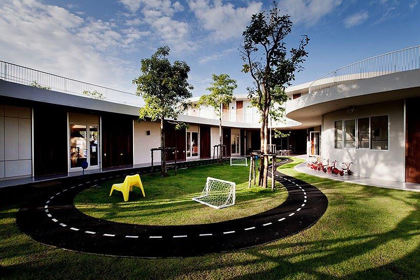 Tọa lạc tại thủ đô Bangkok (Thái Lan), Trường mầm non Quốc tế Kensington được xây với mục đích khơi dậy trí tưởng tượng ở trẻ. Những bức tường cong, uốn lượn xung quanh các tòa nhà để trẻ không cảm thấy bị bó buộc. 