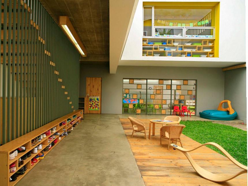 Tọa lạc tại thủ đô Jakarta (Indonesia), Shining Stars Kindergarten có một sân nhỏ đón ánh sáng thiên nhiên vào nhà, tạo cho trẻ cảm giác như chúng đang ở bên ngoài. 