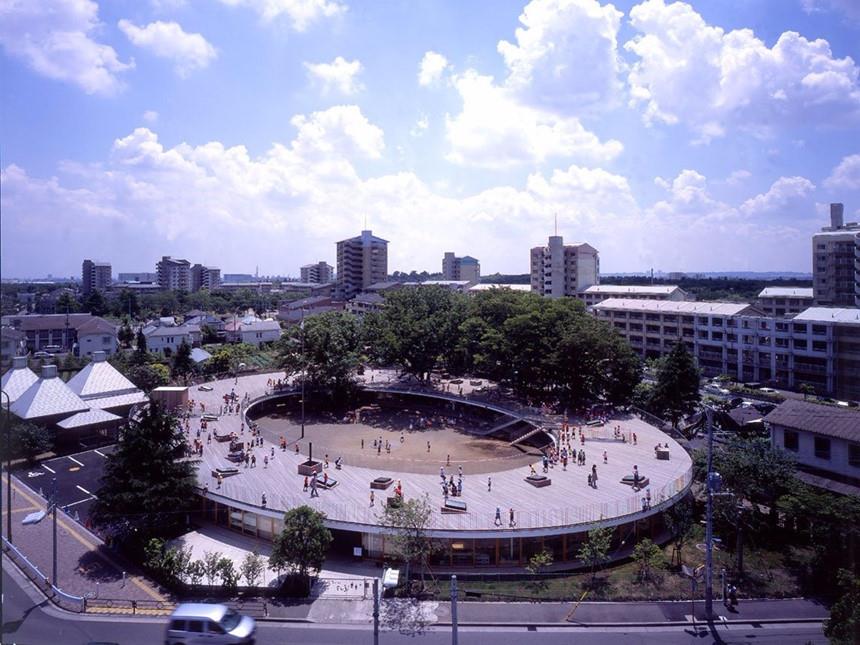 Được xây vào năm 2007, nhà trẻ Fuji tại thành phố Tachikawa (Nhật Bản) có kiến trúc là vòng tròn khép kín. Mái của công trình là nơi trẻ có thể chạy chơi xung quanh, thậm chí leo cây. 