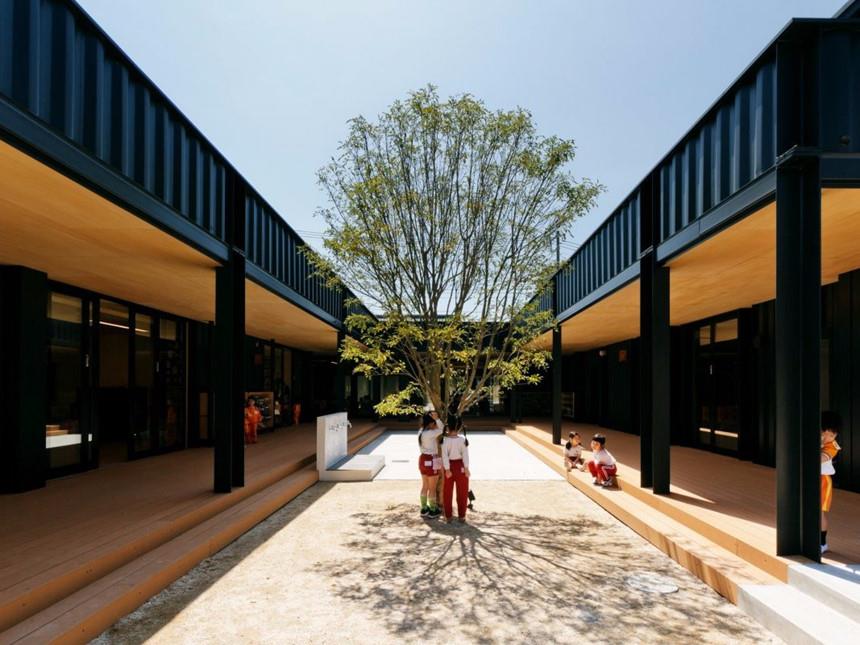 Tọa lạc tại thành phố Saitama (Nhật Bản), trường OA Kindergarten được xây hoàn toàn bằng các container để tránh động đất.  