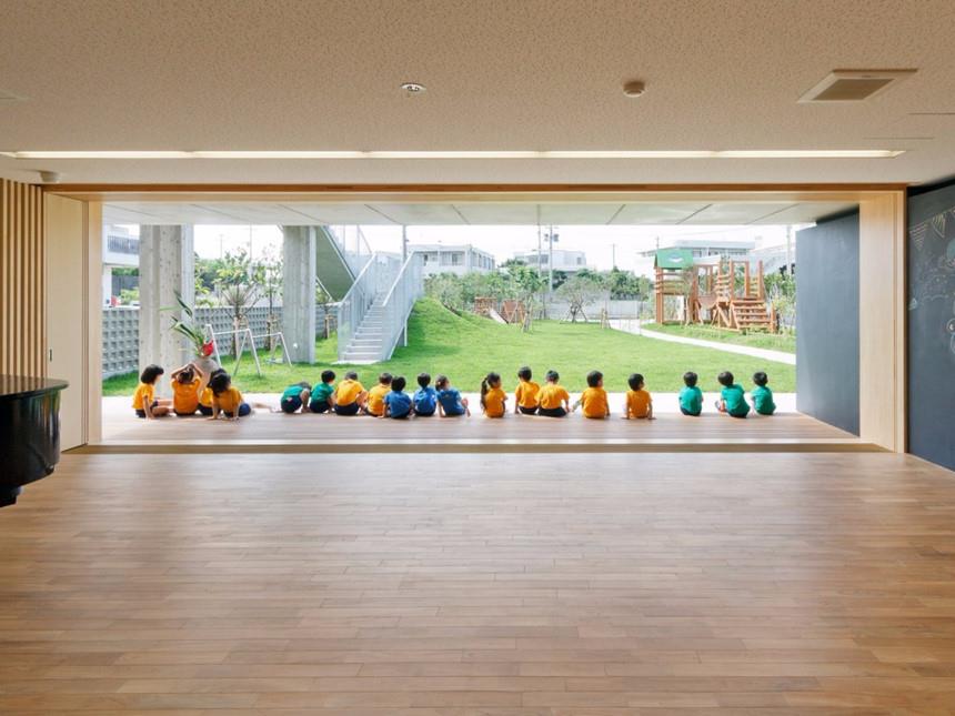 Nằm ở thành phố Miyakojima (Nhật Bản), trường mẫu giáo Hanazono có khả năng chịu được những cơn bão mạnh. Công trình mang đậm phong cách kiến trúc địa phương. Tại đây, không gian được thiết kế nhằm khuyến khích sự sáng tạo cho trẻ em và tăng cường các hoạt động ngoài trời. 