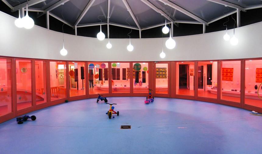 Trường Sarreguemines Nursery tại thành phố Sarreguemines (Pháp) được thiết kế như một tế bào với sân chơi nằm ở giữa và bao quanh là các phòng với nội thất màu hồng. 