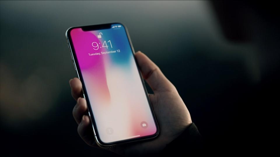 iPhone X có nhận dạng Face ID thay thế cảm biến vân tay.