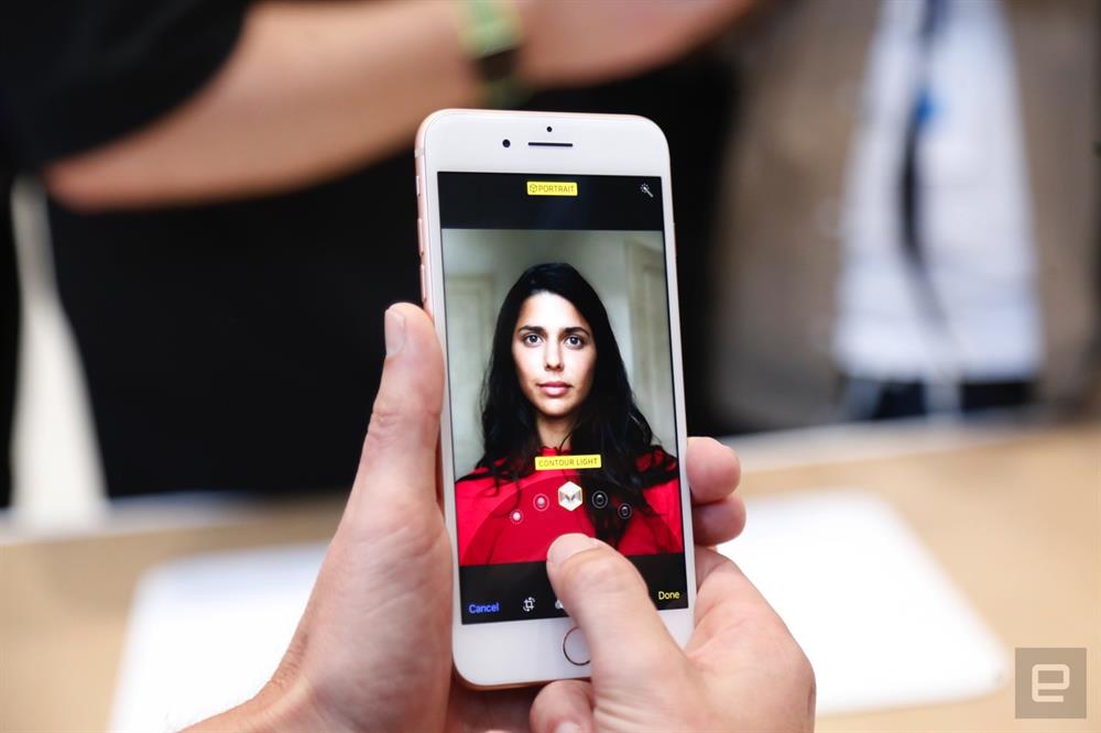Tính năng mới nhất đáng chú ý trên iPhone 8 là chụp ảnh kiểu với ánh sáng studio cho phép khuôn mặt nổi bật và có hình khối.