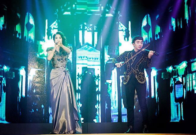 Trong đêm nhạc, Hoàng Rob còn tái ngộ cùng người chị thân thiết - nữ danh ca Thu Phương. Cả 2 kết hợp cùng nhau trong bản hit Đêm Nằm Mơ Phố, mang đến cho đêm nhạc một khoảnh khắc trầm lắng nồng nàn.