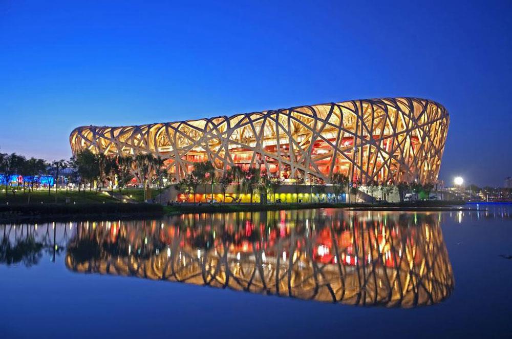 Sân vận động Bắc Kinh (Trung Quốc): Cũng gọi là “Tổ chim“. Hình dáng chiếc tổ chim thể hiện sự vững chãi và độc đáo. Cách “đan, thắt” những vật liệu kết cấu như cách đan một chiếc giỏ mây cùng với sự cố vấn nghệ thuật của nghệ sĩ Ngải Vị Vị, các kiến trúc sư phương Tây này đã thổi hồn vào sân vận động khiến nó uyển chuyển và mềm mại.
