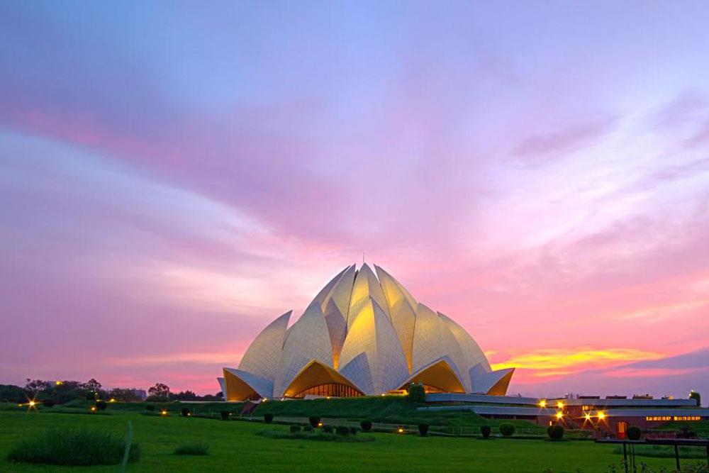 Đền Hoa sen (New Delhi, Ấn Độ): Là một Đền thờ Bahá'í. Tòa nhà bao gồm 27 “cánh hoa” bằng đá cẩm thạch, được bố trí thành các nhóm 3 thành 9 cạnh với 9 cửa mở ra một sảnh trung tâm với chiều cao của hơn 40 mét và sức chứa 2.500 người. Công trình đã được công nhận là một kiệt tác thế kỷ 20.