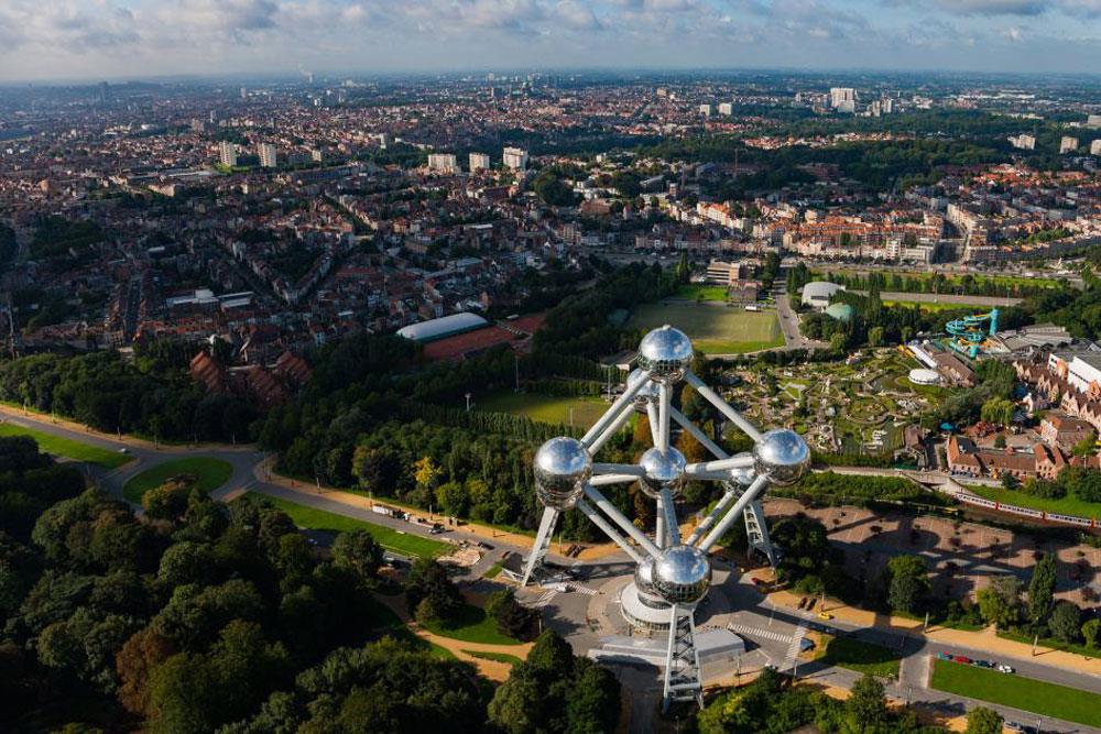 Công trình Atomium (Brussels, Bỉ): Có chiều 103m. Atomium có hình dạng là các khối hình quả cầu kết cấu giống như tinh thể, rỗng ở trong, mỗi quả có đường kính 18m, các quả cầu ở xung quanh kết nối với mặt cầu ở trung tâm bằng các đường ống hình trụ có cầu thang dành cho người đi bộ ở trong dài 35m. Các cửa sổ ở quả cầu trên đỉnh cho phép nhìn bao quát toàn cảnh của Brussel.
