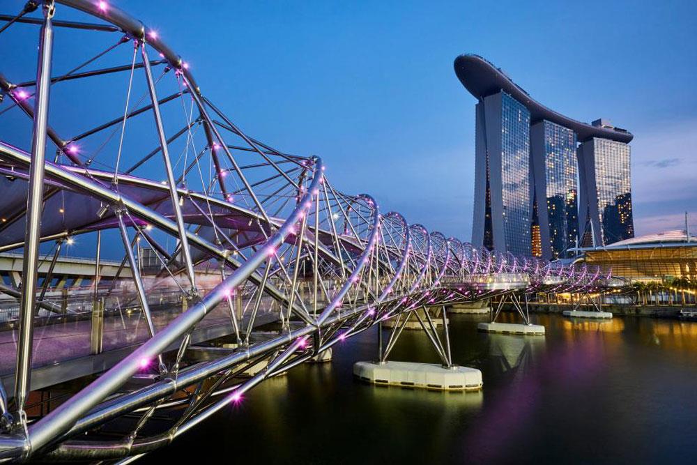 Cầu Helix (Singapore): Là cầu đi bộ đôi nối trung tâm Marina với nam Marina trong khu vực Vịnh Marina.